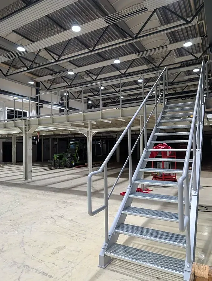 Hallenbühne mit Geländer und Treppe aus Stahl