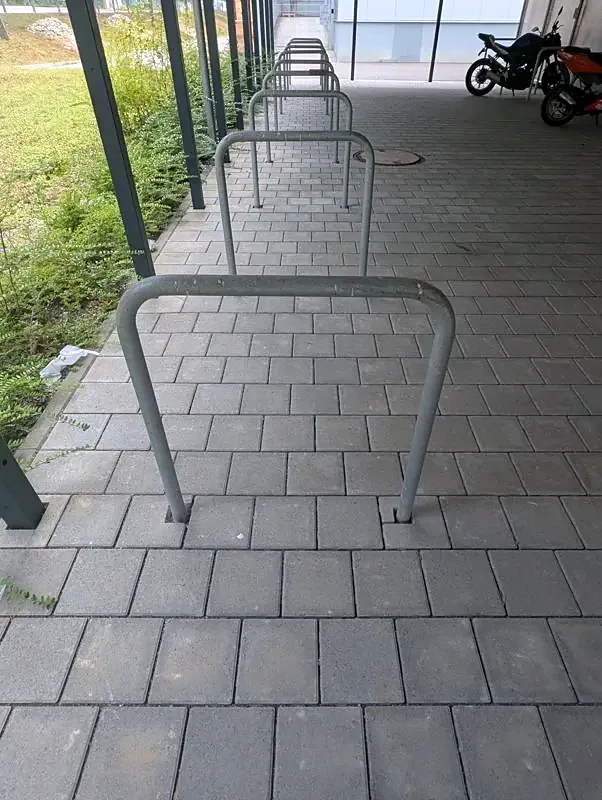 Fahrradbügel aus gebogenem Rundrohr, feuerverzinkt, in einer Reihe