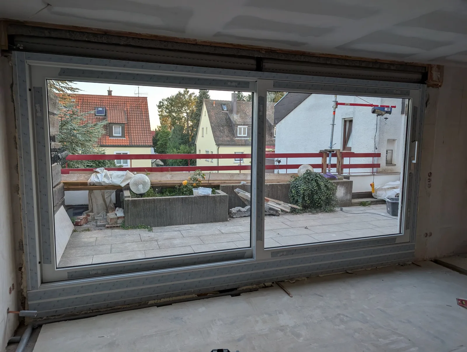 Neu eingebaute großformatige Schiebetür während der Sanierung, Blick auf die Terrasse