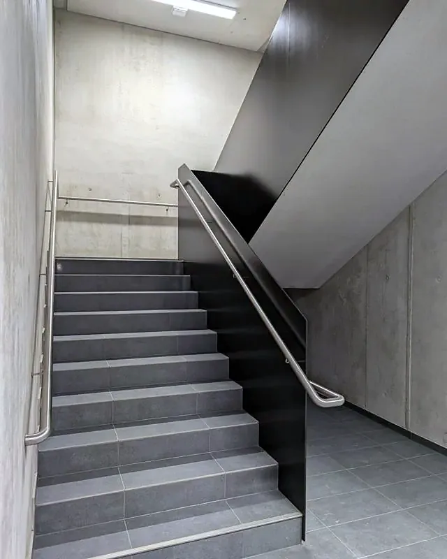 Edelstahlhandläufe in einem Treppenhaus