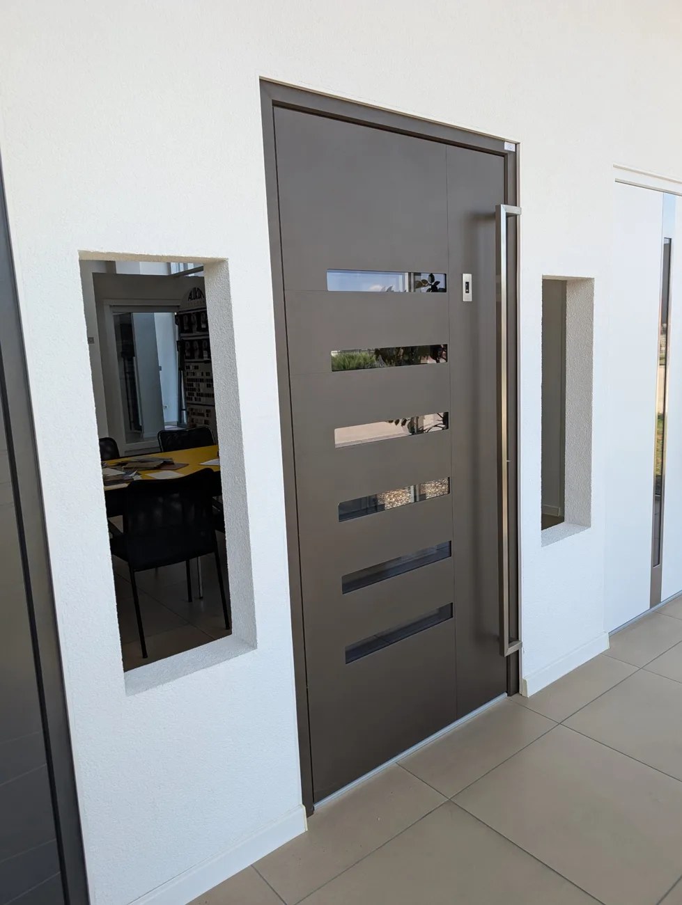 Haustür in Bronze mit Glasstreifen und Fingerscanner