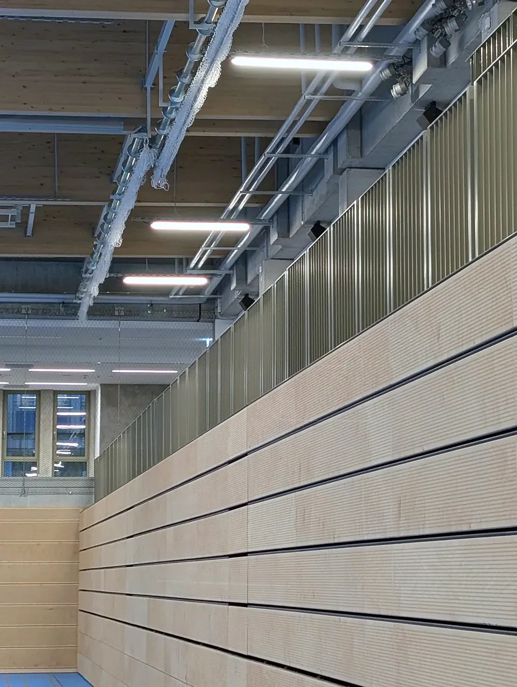 Stabgeländer an der Galerie einer Sporthalle
