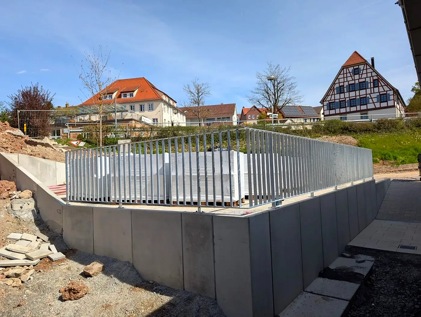 Feuerverzinktes Stabgeländer auf einer Stützwand